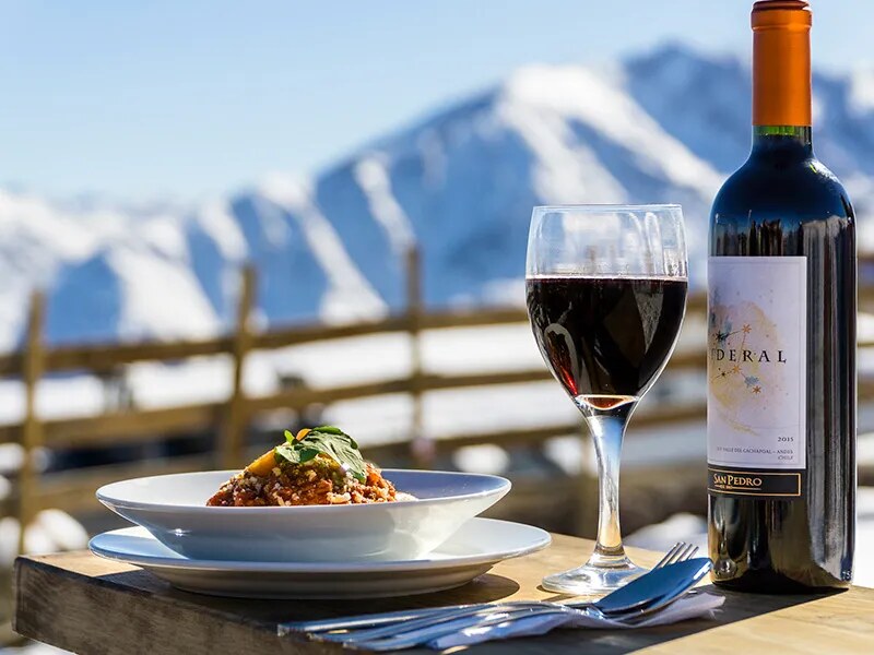 Vinho e comida na montanha
